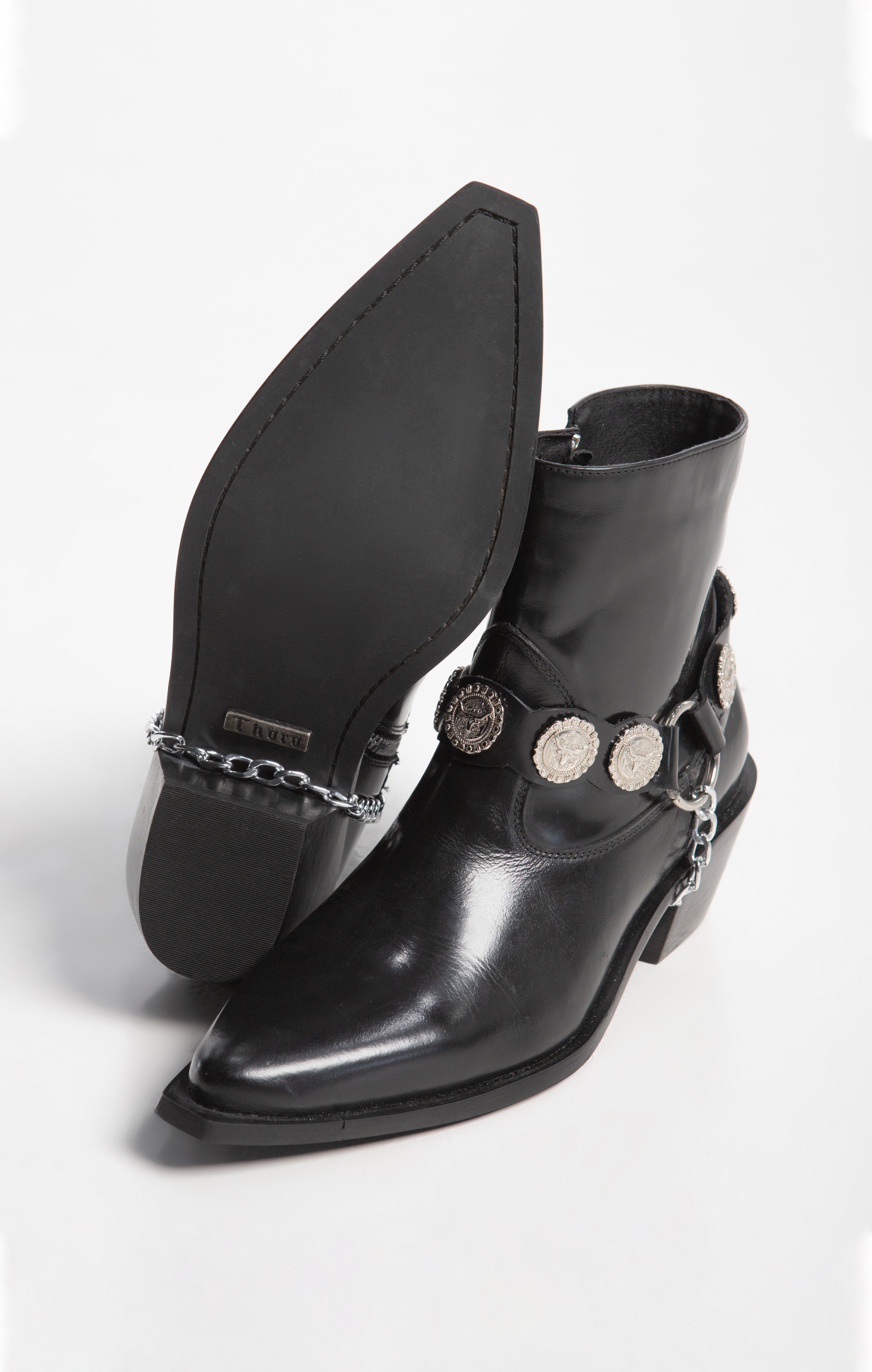 Bota chelsea negra fabricada en piel con arnés para hombre | Thoro ...