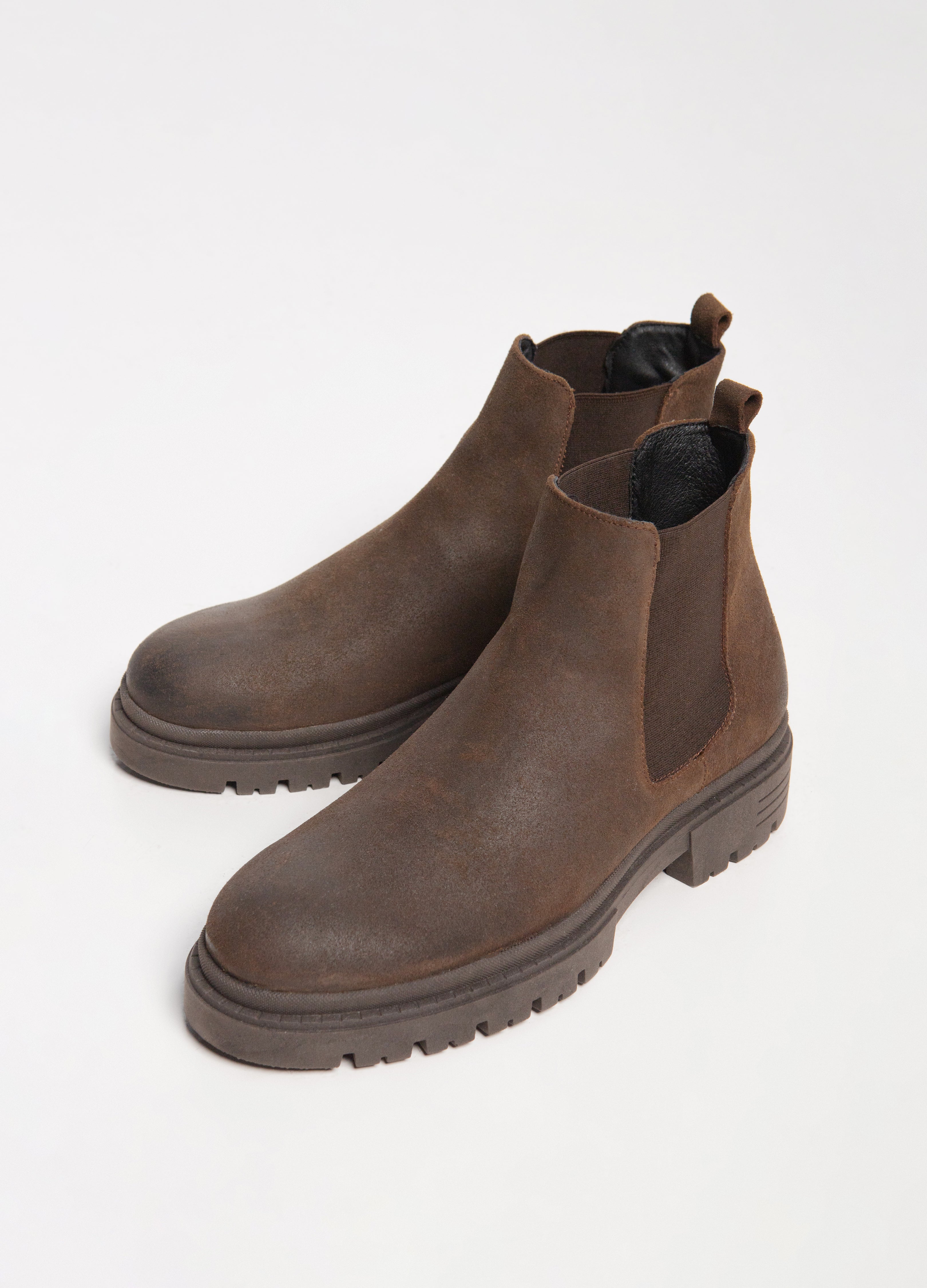 Bota chelsea de piel gamuza café y suela gruesa para hombre | Thoro ...