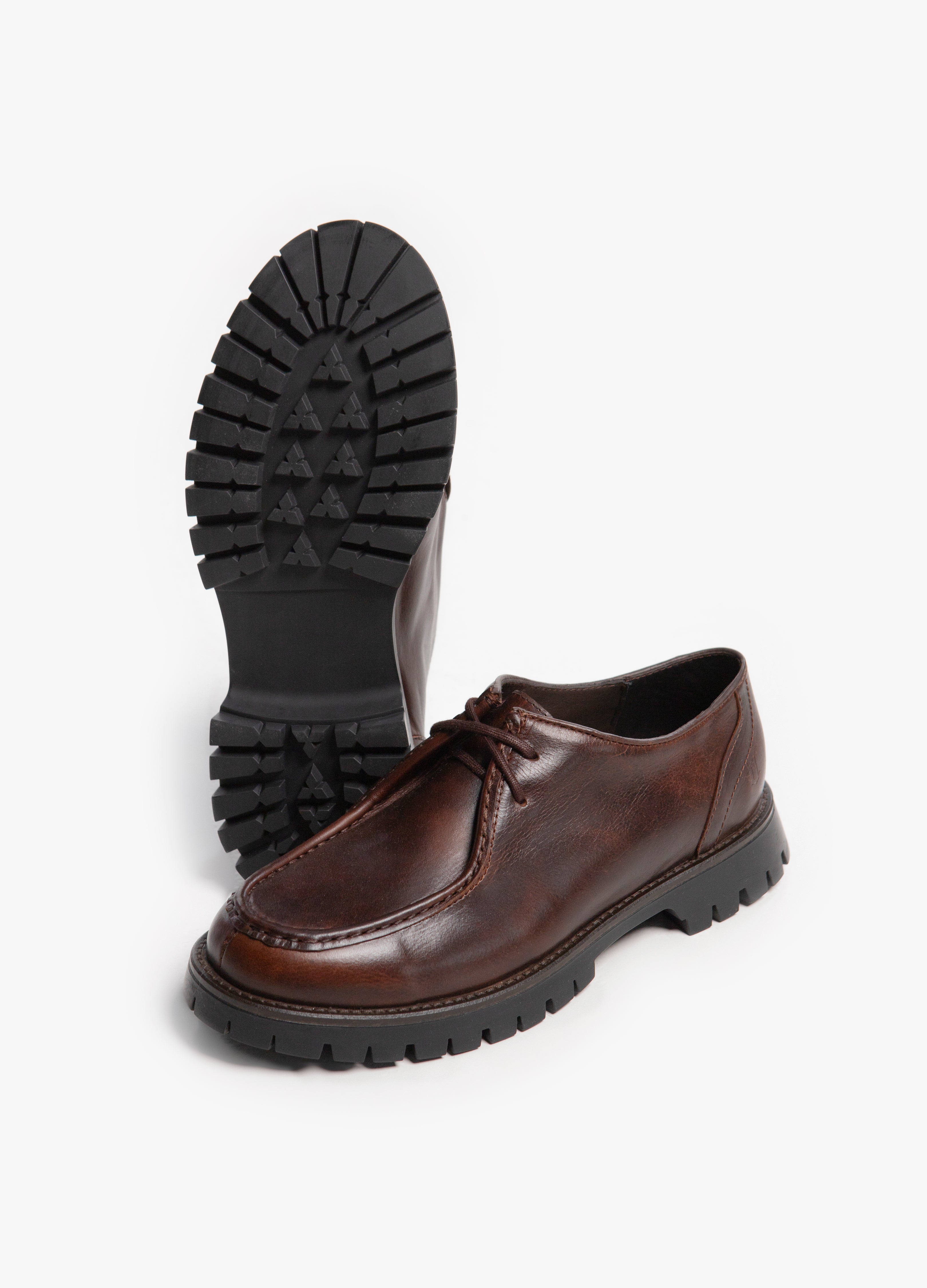 Zapato café de piel tipo wallabe con suela gruesa para hombre | Thoro ...