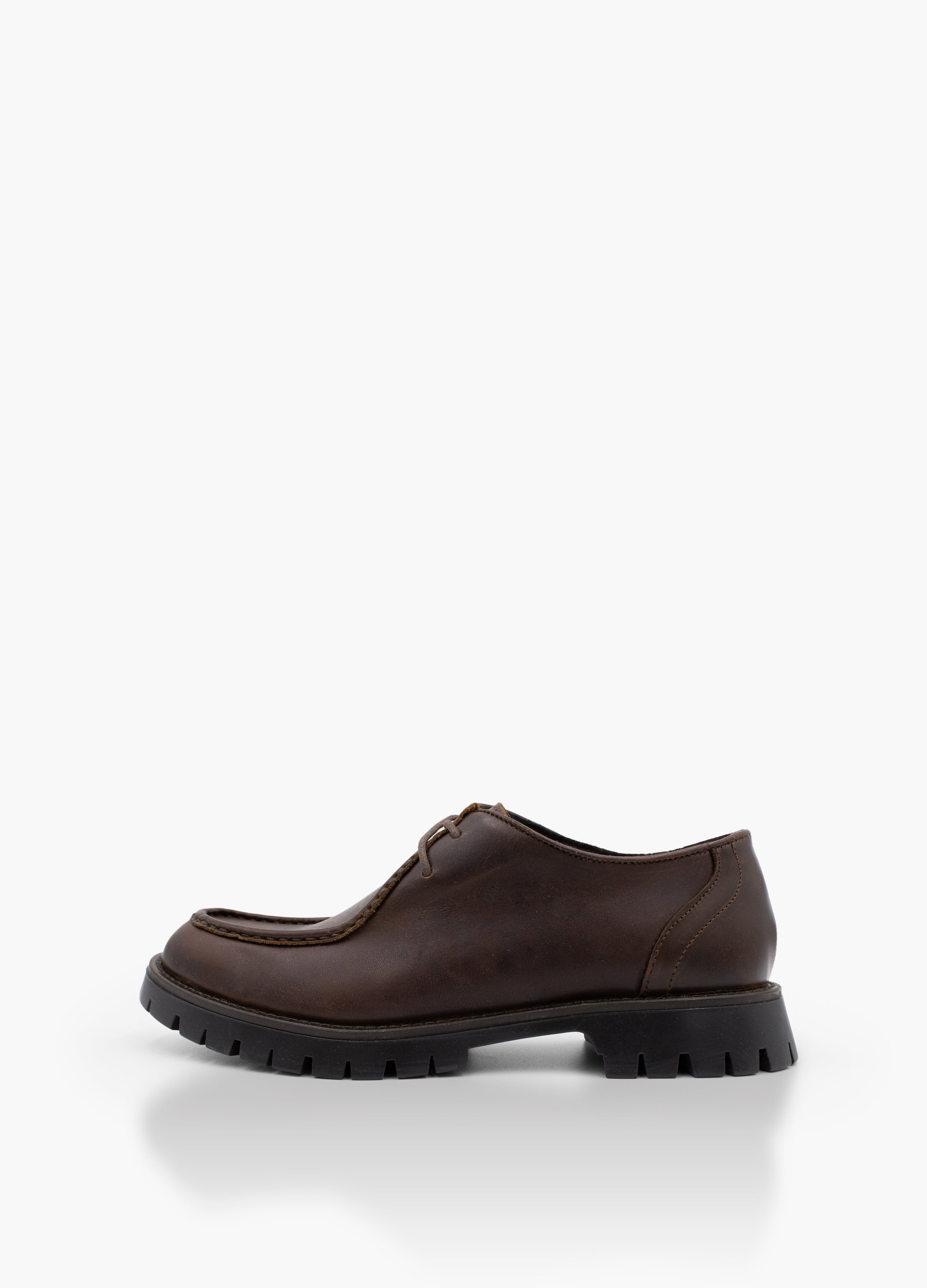 Zapato café de piel tipo wallabe con suela gruesa para hombre | Thoro ...