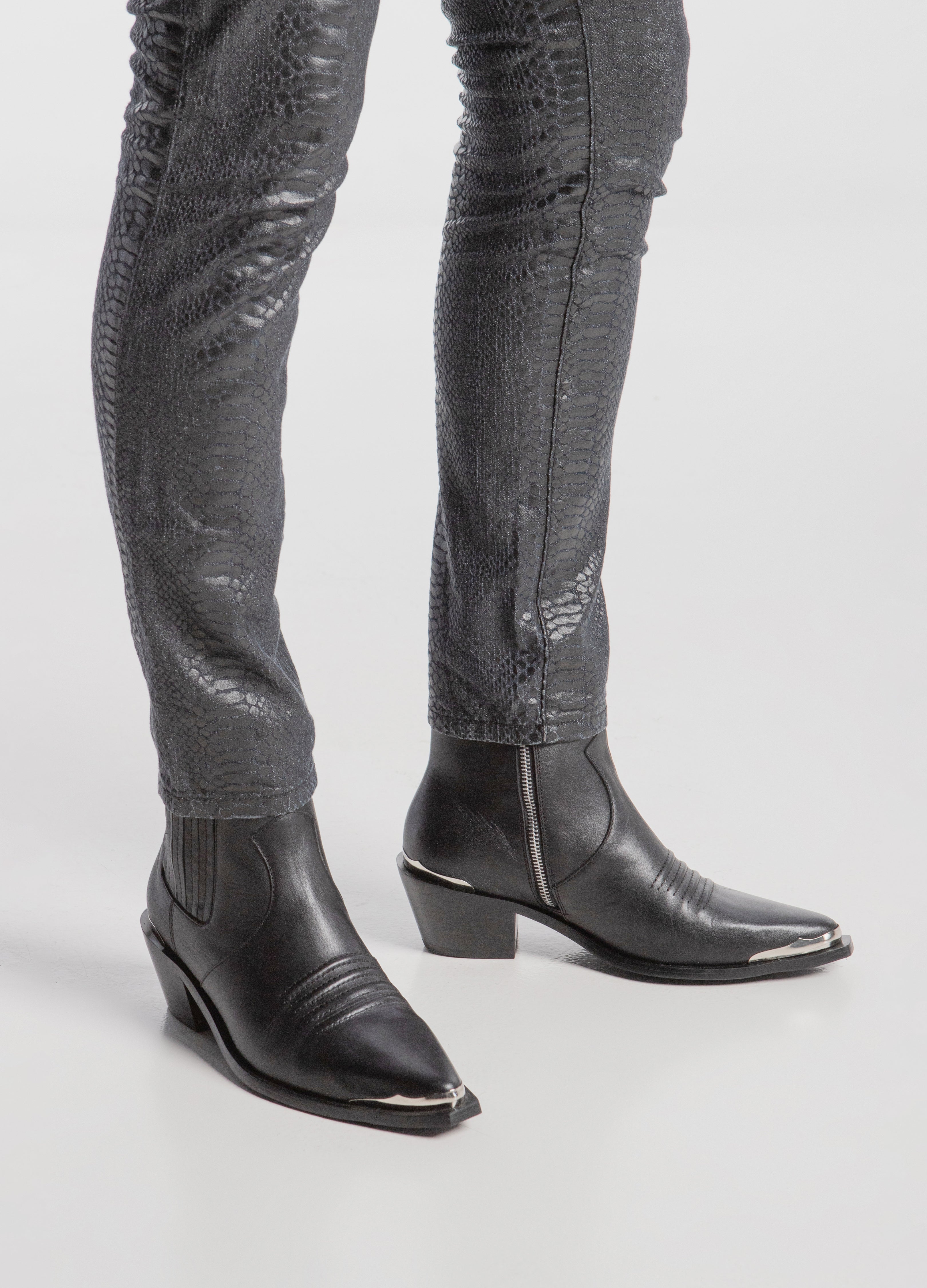 Bota Chelsea Vaquera Negra En Piel Punta Met lica Para Hombre Thoro instagram-photo-by-las-alucines-lupita-y-quesito-mar-11-2025-at-1-36-pm